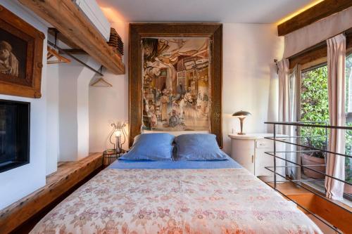 een slaapkamer met een bed met een schilderij aan de muur bij Romantic Provence Pool & Mill View in Goult