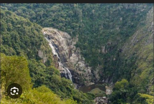 een waterval aan de kant van een berg bij Lushaba's modern bliss in Paddock