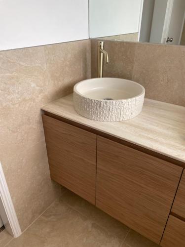 un bagno con lavandino su un bancone di The Mooloolaba Terrace a Mooloolaba