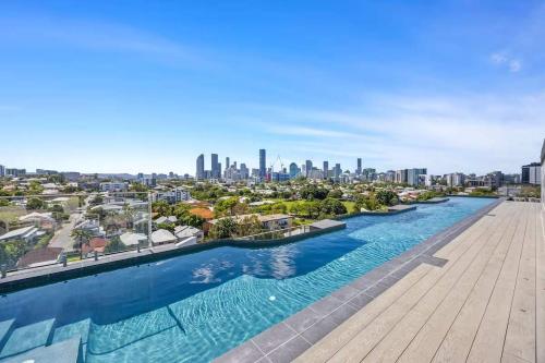 an infinity pool with a city skyline in the background at Gabba Retreat - Rooftop Pool & Stunning City View in Brisbane