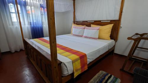 een slaapkamer met een houten stapelbed en bij Bay Beach dom stay in Tangalle