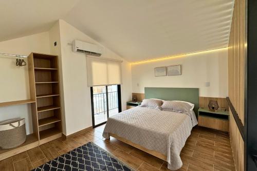 une chambre avec un grand lit dans une pièce dans l'établissement Tiny House con Piscina Privada, Jacuzzi, Parrilla y Starlink, à Punta Negra