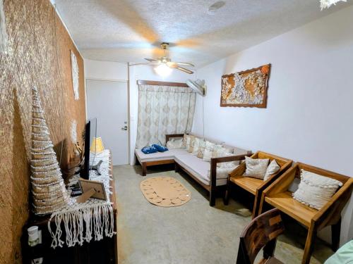 een woonkamer met een bank en een tv bij Ixtapa al mejor precio, "Casa las Conchas" in Zihuatanejo