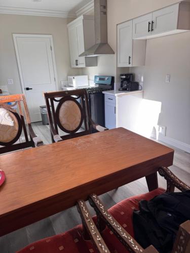 eine Küche mit einem Holztisch und einer Arbeitsplatte in der Unterkunft Modern 3BR Condo with 2-Car Garage in Pasadena