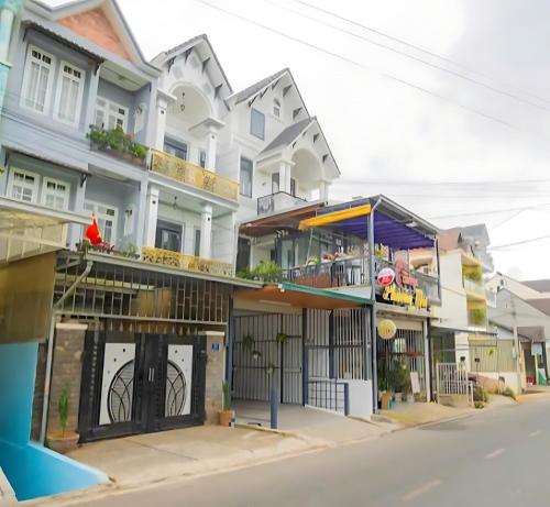 een rij huizen in een stadsstraat bij Amy Hotel & Apartment in Da Thanh