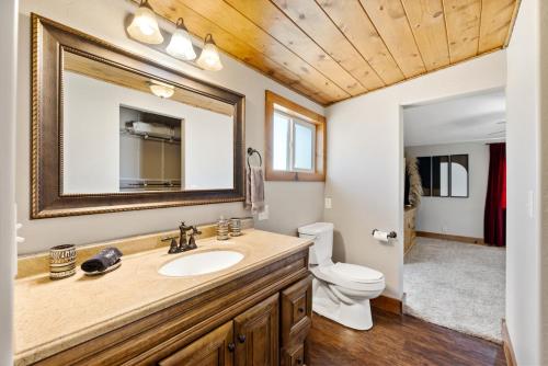 a bathroom with a sink and a toilet at Zebra Ranch 16-guest Compound Mtn Vuspapkl Bal in Granite Dells