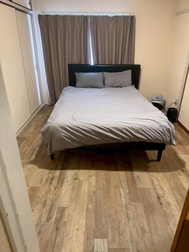Two bed rooms with three large beds close to Shinsaibashi,