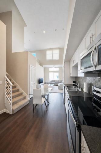 a kitchen and dining room with a table and chairs at Luxury Residence Loft 3 Beds with Pool and Gym in Los Angeles