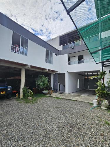 un edificio con un'auto parcheggiata di fronte di Alpha1 a Roldanillo