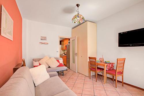 een woonkamer met een bank en een tafel bij Bardonest - Happy Rentals in Bardonecchia
