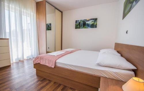 - une chambre avec un grand lit et une tête de lit en bois dans l'établissement Villa Relax, à Splitska