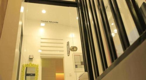 een glazen raam in een deur met de woorden 'keukenwonderen' bij Hotel Monde in Dagupan