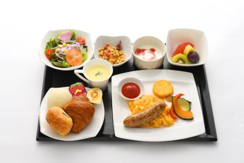 un plateau de nourriture avec différents types d'aliments dans l'établissement THE RISE Osaka Universal Bayside, à Osaka