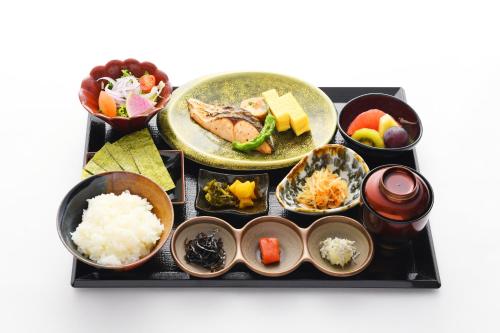 un plateau de nourriture avec différents types d'aliments dans l'établissement THE RISE Osaka Universal Bayside, à Osaka