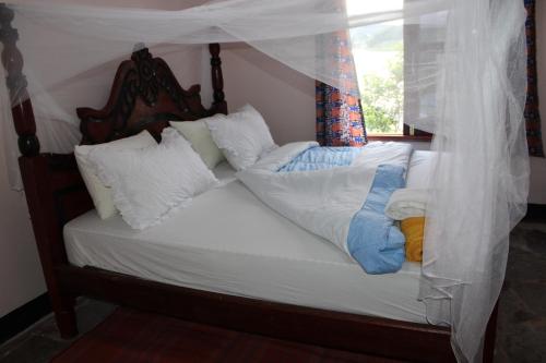 Postel nebo postele na pokoji v ubytování Nyamunyonyi Lake Resort