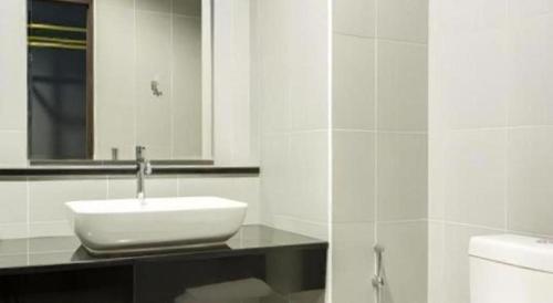 une salle de bain blanche avec un lavabo et des toilettes dans l'établissement Seven bee boutique hotel, à Surin