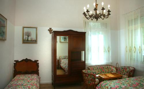 バーリにあるB&B Villa Pallanteのリビングルーム(椅子2脚、シャンデリア付)