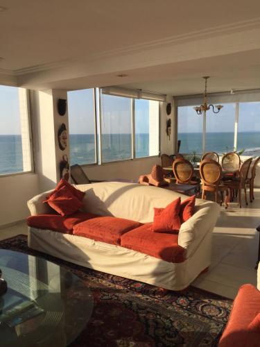 1 dormitorio con 1 cama grande y vistas al océano en Extraordinary Seafront Apartment, en Recife