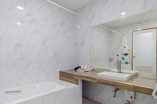 Et badeværelse på The Bed Vacation Rajamangala Hotel