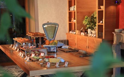 - une table avec un buffet de plats dans l'établissement The Originals Boutique, Grand Hôtel Saint-Pierre, Aurillac (Qualys-Hotel), à Aurillac