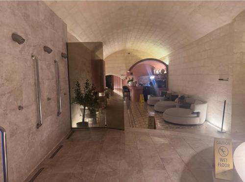 un grande bagno con servizi igienici in un edificio di Mercury Tower Apt 508 a San Giuliano