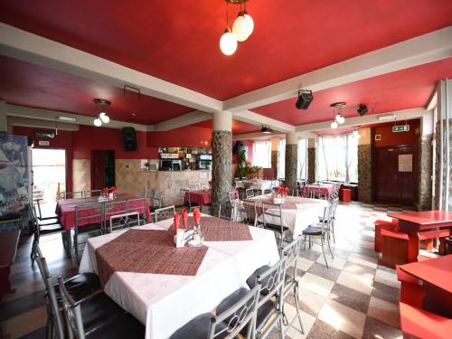 哈採格的住宿－Vila Belvedere，餐厅拥有红色的墙壁和桌椅