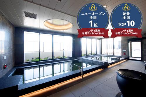 une piscine dans un bâtiment avec des panneaux sur le mur dans l'établissement THE RISE Osaka Universal Bayside, à Osaka
