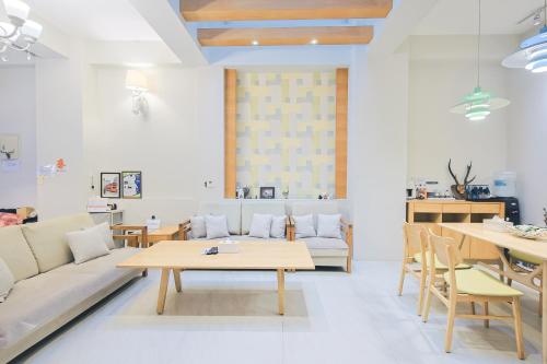 una sala de estar con un sofá y una mesa en Starting Point B&B, en Hualien City