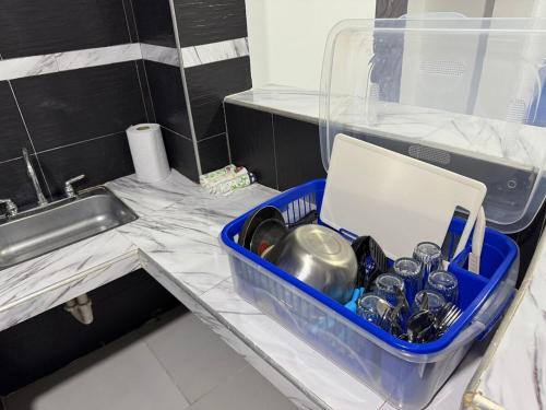 een blauwe bak die op het aanrecht naast de gootsteen staat bij Apartamento en Riohacha in Ríohacha