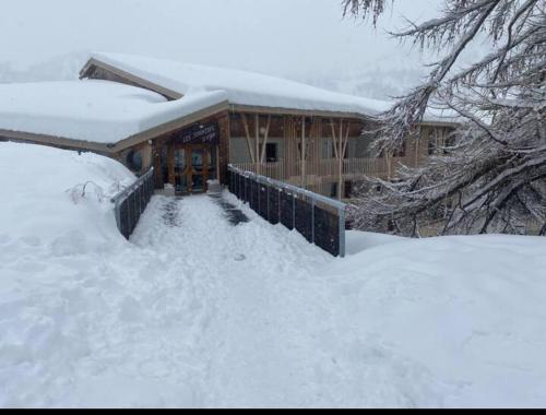 ein schneebedecktes Haus davor in der Unterkunft Incredible 2 rooms, sun terrace view, slope Incroyable appartement, six personnes Tout, pédestre, commerces et piste, Immense terrasse, vue panoramique montagne et pistes in Isola 2000