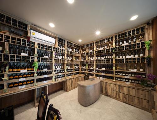 una sala di degustazione di vini con molte bottiglie di vino di Le Erawan Phang Nga Hotel a Phang Nga