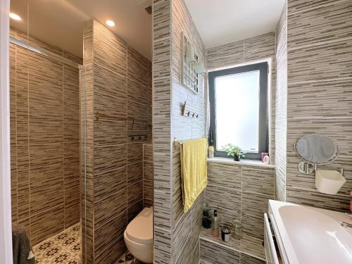 a bathroom with a toilet and a sink at Luxury 2 BR Flat in Canary Wharf in London