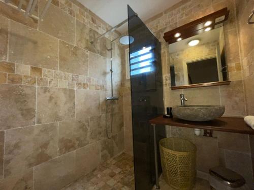 Et badeværelse på T3 Hevi - 68m2 avec terrasse extérieure et piscine commune - La Saline-les-Bains