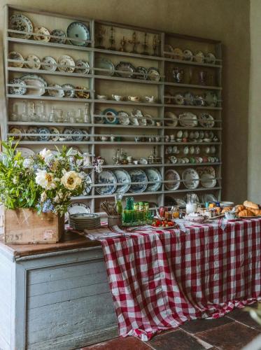 een tafel met een rood en wit geruit tafelkleed bij Chateau de Gudanes in Château-Verdun