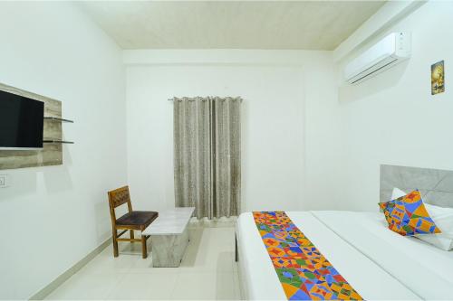 En eller flere senge i et værelse på FabHotel The Petra