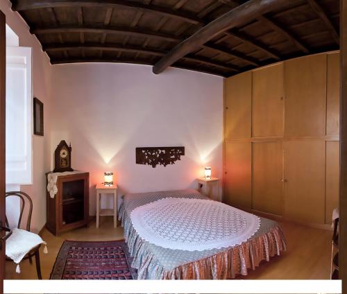 una camera con un letto e un orologio a muro di Nido tra le cupole, terrazza panoramica, Wi-Fi , AC a Roma