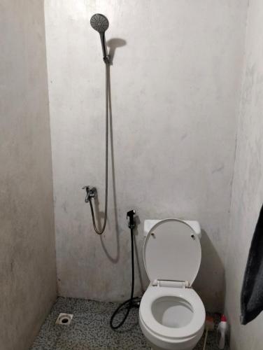 a bathroom with a toilet and a shower at waroeng bangket in Mantang