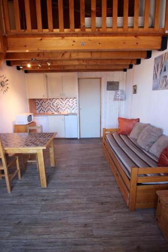 un salon avec un canapé et une table dans l'établissement Roche Blanche Appartements VTI, à Val Thorens