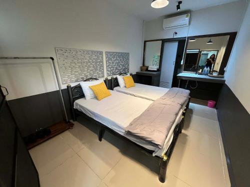 En eller flere senge i et værelse på Suandok History House