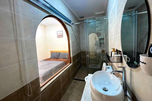 a small bathroom with a sink and a bed at The Sky Homestay in Ấp Khánh Phước (1)