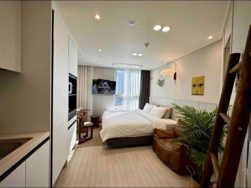 Giường trong phòng chung tại COVE Stay-1003