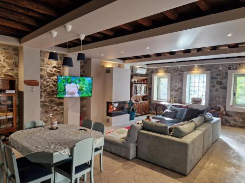 Et tv og/eller underholdning på Filia Country House Family and Group Friendly Vacation Rental