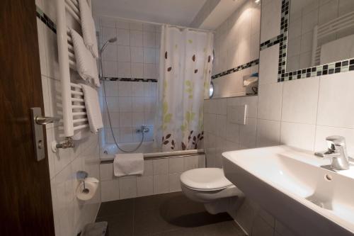 Ett badrum på Hotel Klosterhof