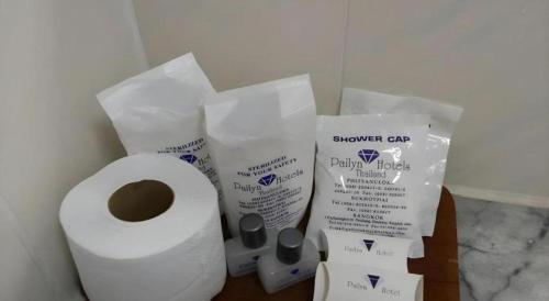 un tas de papier toilette et un rouleau de papier dans l'établissement Pailyn Hotel, à Sukhothaï