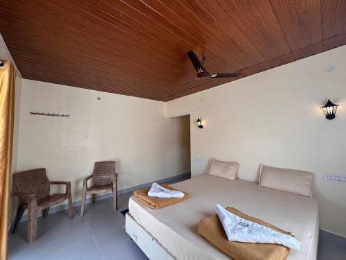 Khu vực ghế ngồi tại Hampi Natures Cottage