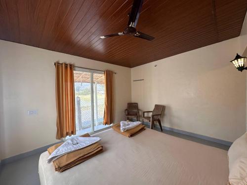 Giường trong phòng chung tại Hampi Natures Cottage