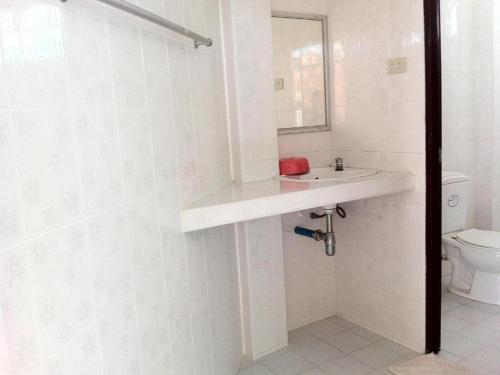 ein weißes Badezimmer mit Waschbecken und Toilette in der Unterkunft Chumphon Park Resort in Chumphon
