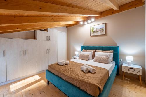 a bedroom with a large bed with towels on it at Casa Sorgente in Ágioi Doúloi