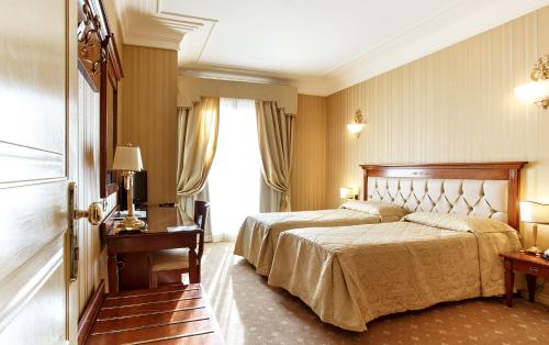 Santa Maria di LicodiaにあるHotel Ristorante Paradiseのベッドと窓が備わるホテルルーム