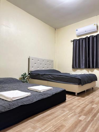 En eller flere senge i et værelse på ชรินพูลวิลล่าบางแสน Sunflower Villa Bangsaen Wangmuk